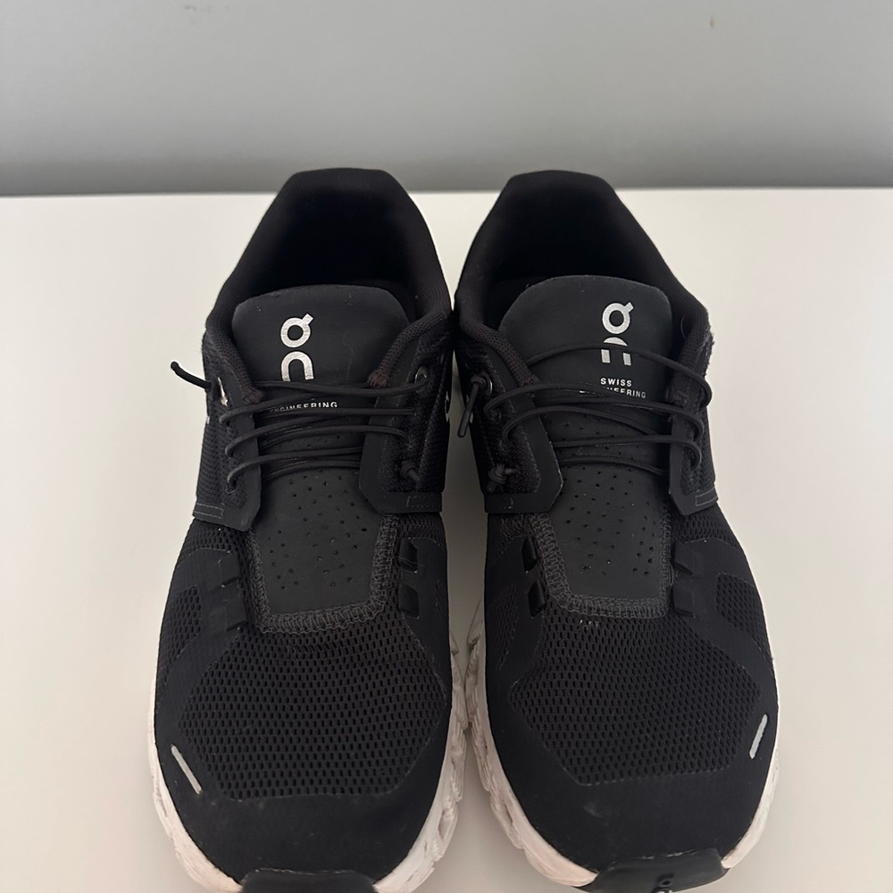 On Cloud 5 Running Shoes Size 8 Women’s Black & White